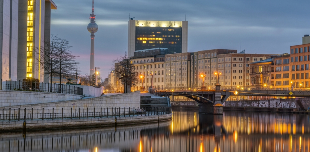 Titelbild des Artikels: Stilvolle Begegnungen an der Spree: Ein Escort Date in Berlin