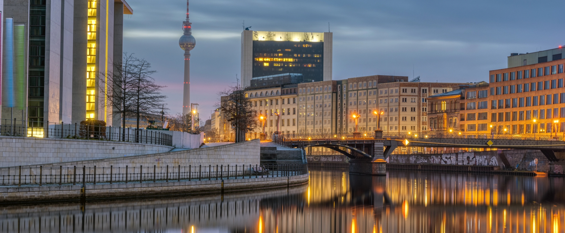 dawn-at-the-river-spree-in-berlin-2026-03-24-00-28-44-utc Hintergrundbild des Headers
